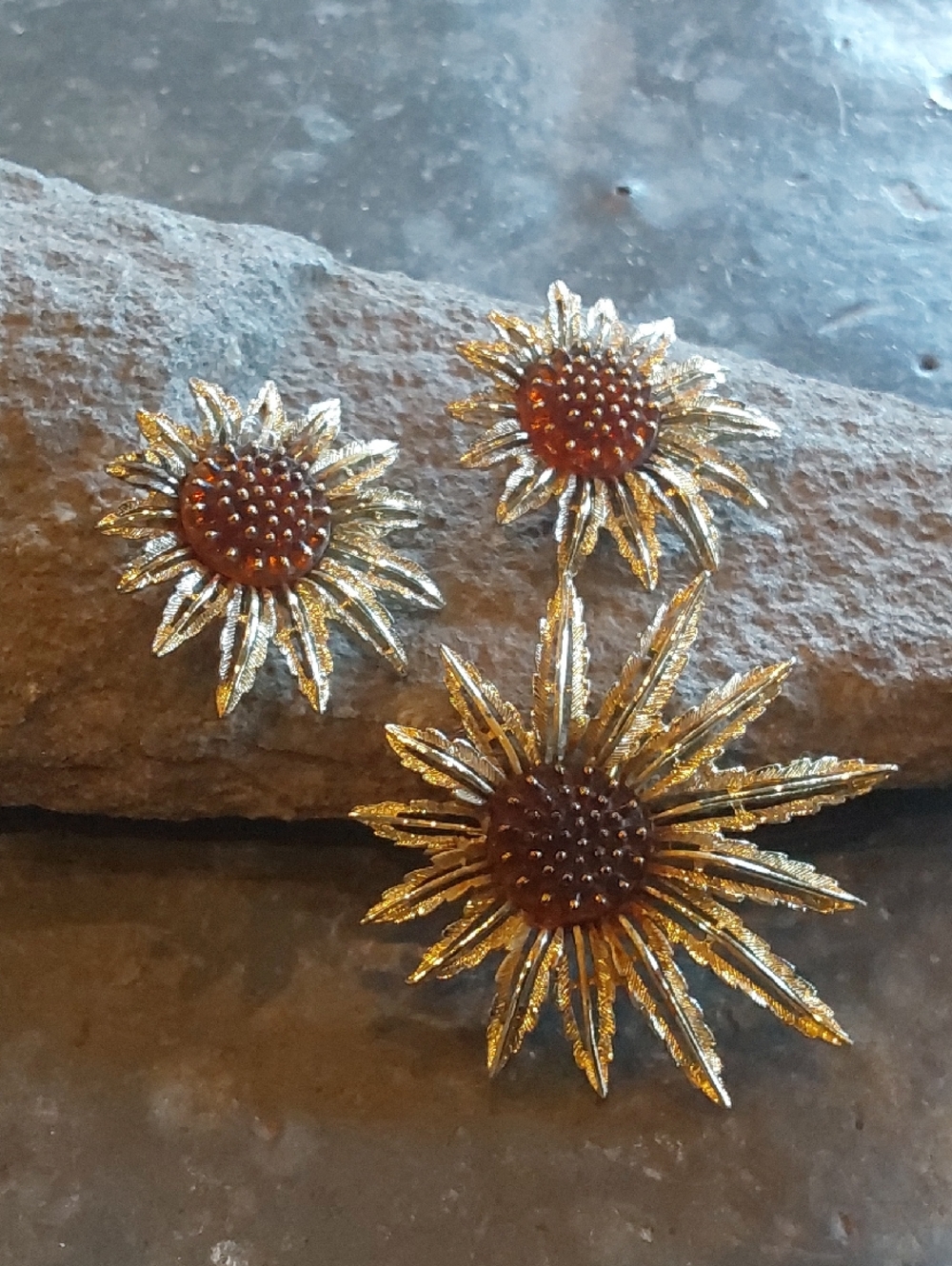 VTG Sarah Coventry Gold-Tone Sunflower Brooch and Earring Set with Brown Centers